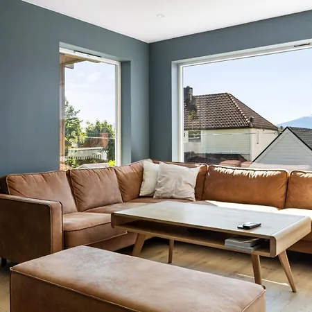 House With Outdoor Area Daire Ålesund