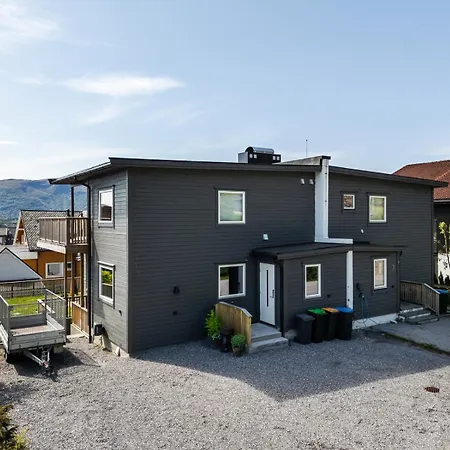 House With Outdoor Area *