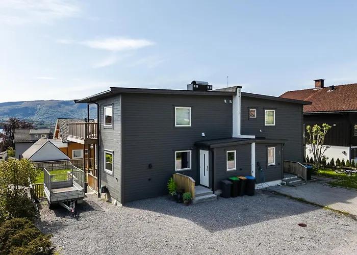 House With Outdoor Area *