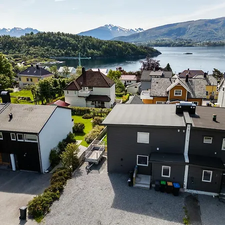 House With Outdoor Area Апартаменты Олесунн
